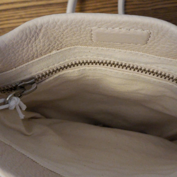⭐SALE⭐ Baggu Soft Leather Crossbody Purse - Cream - Picture 3 of 4
